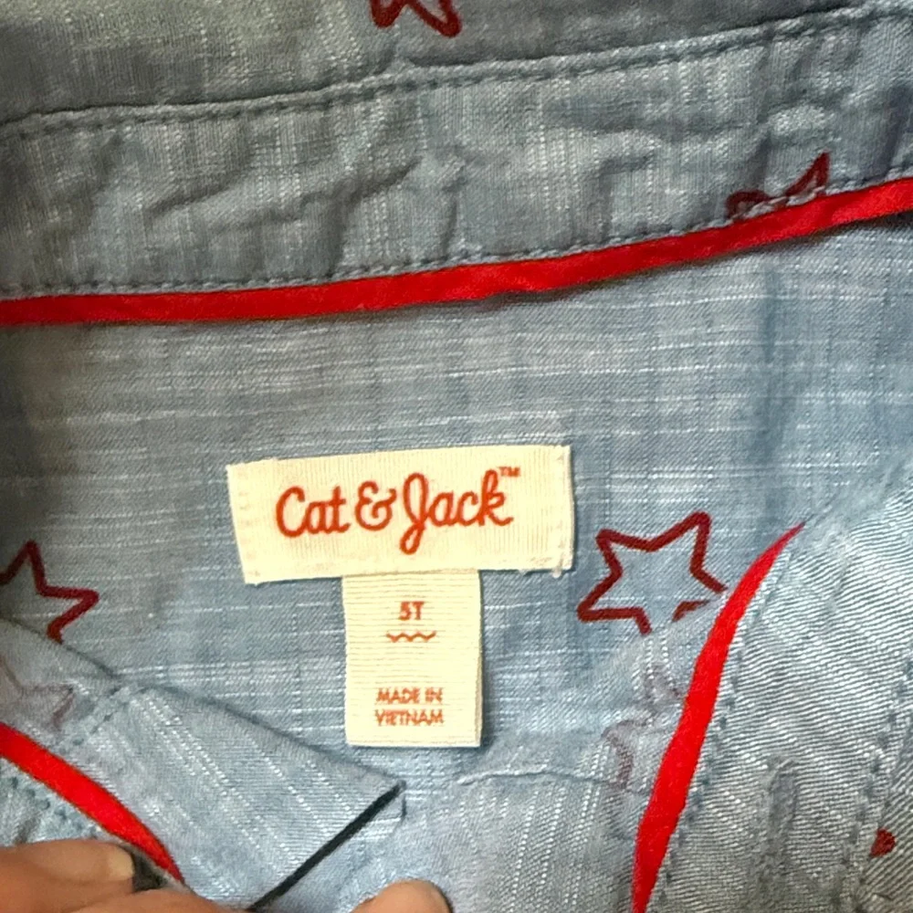 Cat & Jack Blue and red Short-Sleeve Button-Down with Red Star Accents Size 5T - Picture 2 of 4